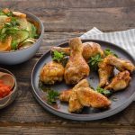 Куриные крылышки и ножки-гриль с салатом из сезонных овощей