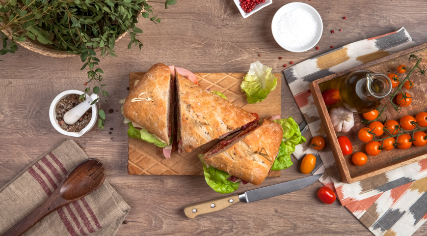 Фото приготовления рецепта: Большой итальянский сэндвич на чиабатте с томатным соусом, шаг №4